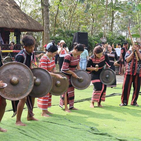 <a href="/kham-pha" title="Khám phá" rel="dofollow">Khám phá</a>