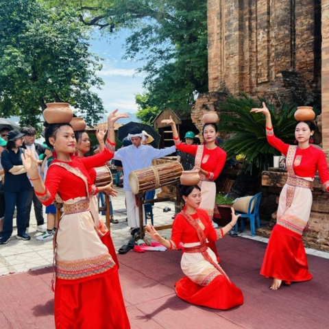 <a href="/kham-pha" title="Khám phá" rel="dofollow">Khám phá</a>