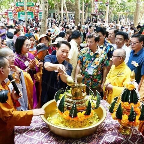 <a href="/kham-pha" title="Khám phá" rel="dofollow">Khám phá</a>