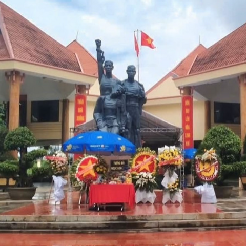 <a href="/kham-pha" title="Khám phá" rel="dofollow">Khám phá</a>