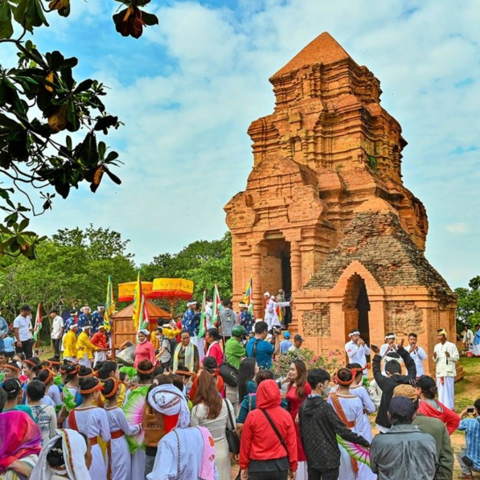 <a href="/kham-pha" title="Khám phá" rel="dofollow">Khám phá</a>