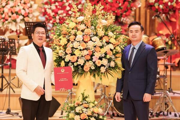 NSND Quốc Hưng xúc động tri ân bậc sinh thành trên cương vị mới