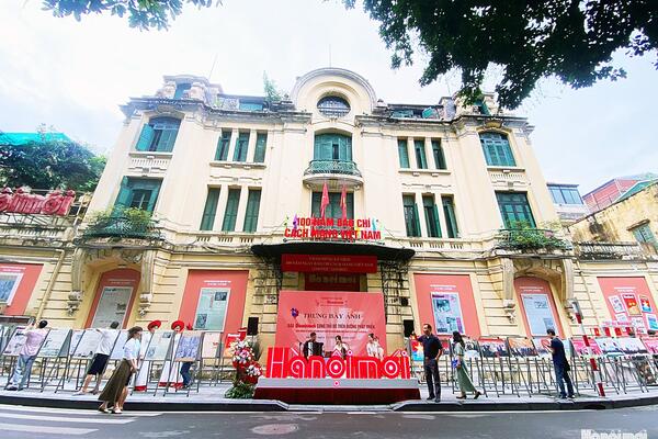 Khai mạc Trưng bày ảnh “Báo Hànộimới cùng Thủ đô trên đường phát triển”