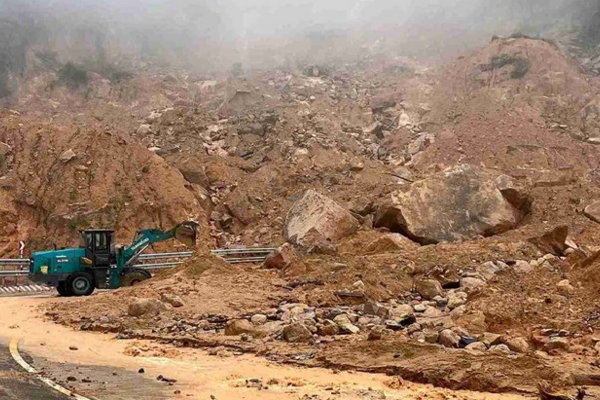 Mở đường tạm, điều tiết giao thông trước mưa lũ, sạt lở phức tạp