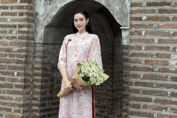 Đỗ Thị Hà lộ diện với vẻ đẹp dịu dàng, thần thái hạnh phúc sau khi kết hôn