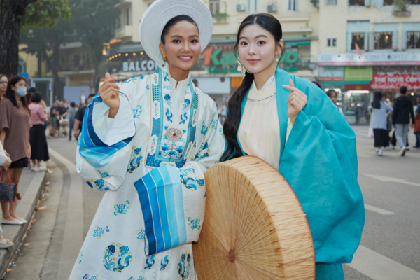 Ái nữ Quyền Linh sánh vai cùng H'Hen Niê, gây chú ý với Việt phục truyền thống