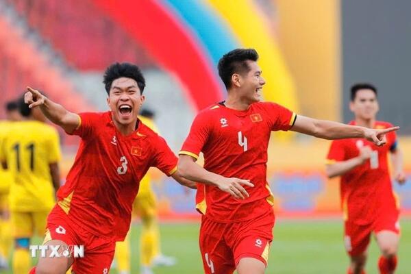 Thủ tướng gửi lời chúc mừng hai đội tuyển bóng đá Việt Nam tại SEA Games 33