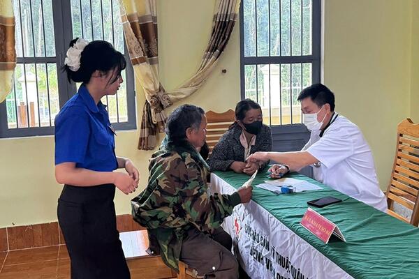 Chung tay đưa quê nghèo vượt khó