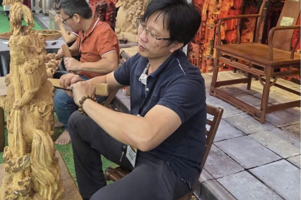 Độc đáo điêu khắc gỗ mỹ nghệ Thiết Úng
