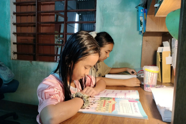 Bố nằm chờ chết, hai đứa trẻ thơ nơm nớp lo mất chỗ dựa cuối cùng