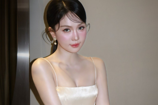 Chán khoe gợi cảm, Ngọc Trinh hóa 'quý cô kẹo ngọt' đầy quyến rũ