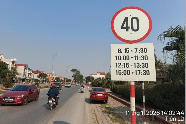 Biển báo bất cập chưa được dỡ bỏ