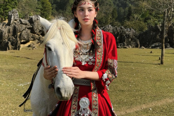 Tạo hình 'gây sốt' của Hoa hậu Tiểu Vy với trang phục dân tộc