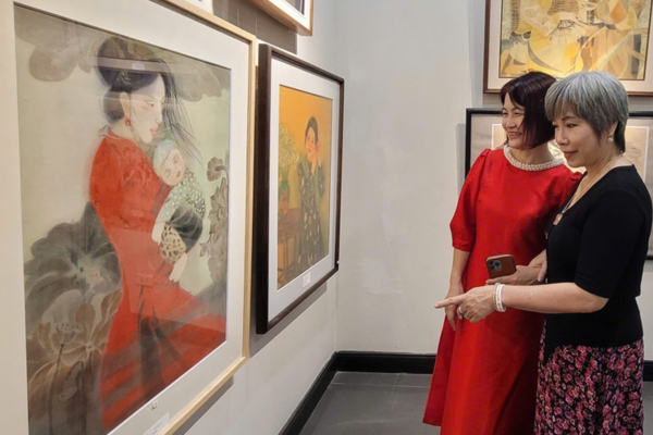 "Phụ nữ yêu và vẽ" quy tụ 120 tác giả nữ tài năng