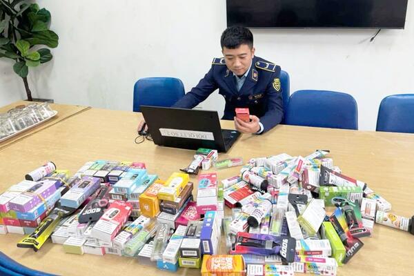 Cần ngăn chặn hành vi mua bán thuốc lá điện tử trên "chợ mạng"