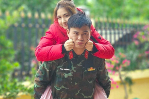 Bạn trai quân nhân tiết lộ khoảnh khắc đời thường của Hòa Minzy