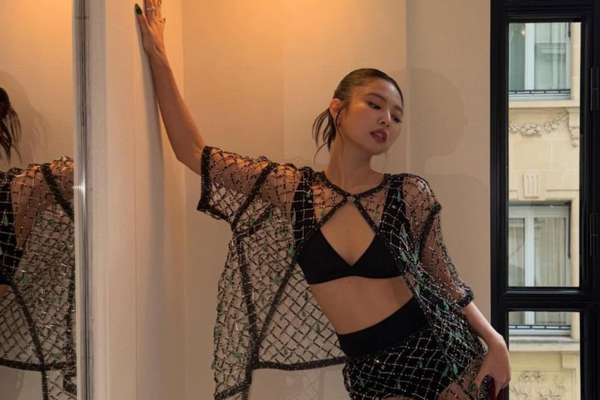 Jennie (BLACKPINK) gây 'bão' với trang phục táo bạo