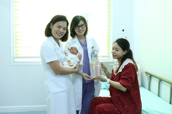 Đề xuất phụ nữ sinh đủ 2 con trước 35 tuổi được hỗ trợ 2 triệu đồng: Chính sách khuyến sinh hay 'muối bỏ bể'?