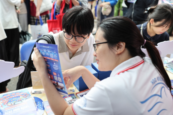 Đam mê game có học được nhân văn?