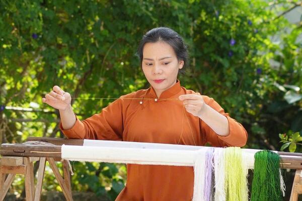 Dệt hồn quê trên từng đường kim mũi chỉ