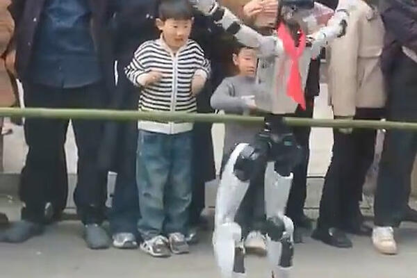 Cậu bé bất ngờ bị robot tát vào mặt