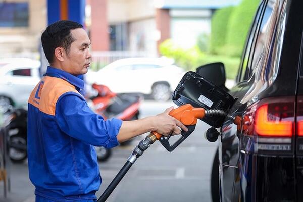 Hôm nay, giá xăng RON 95-III giảm xuống 24.000 đồng/lít