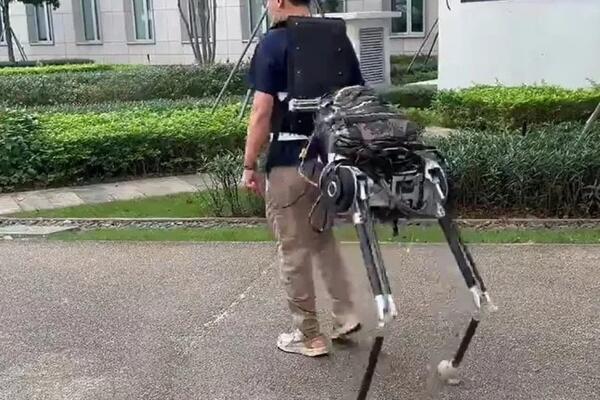 Robot đeo sau lưng biến người thành “nhân mã sinh học”
