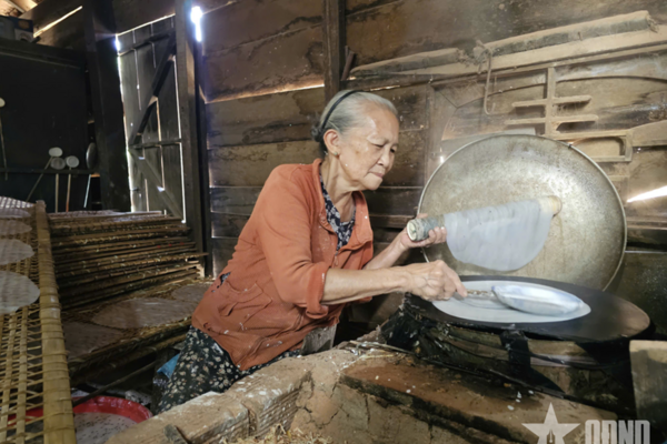 Giữ nghề bánh tráng tay