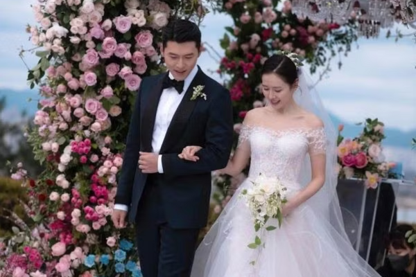 Tan chảy trước ảnh cưới chưa từng công bố của Son Ye Jin - Hyun Bin