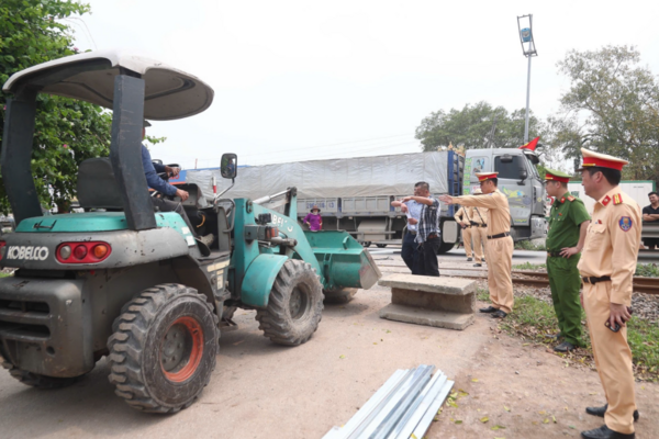 Hà Nội: Rào chắn 41 lối đi tự mở qua đường sắt