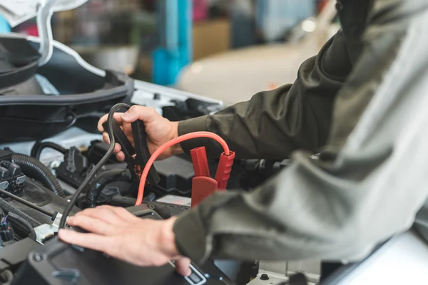 Trước khi kích ắc quy xe đời mới, hãy luôn kiểm tra điều này