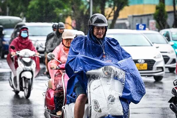 Thời tiết hôm nay (2-4): Bắc Bộ mưa rào, Nam Bộ nắng nóng