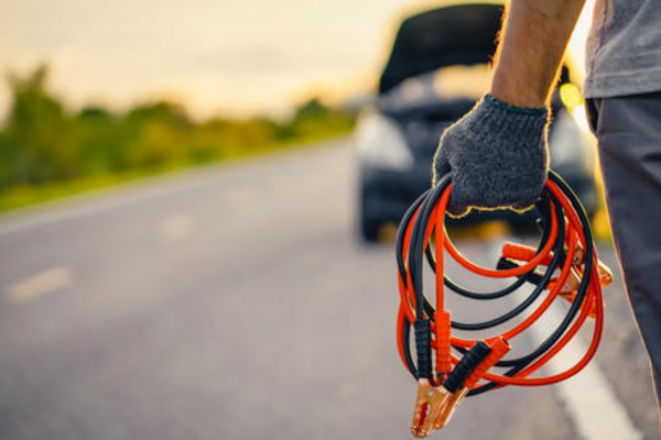 Có thể sạc ắc quy ô tô bằng cách để xe nổ máy không?