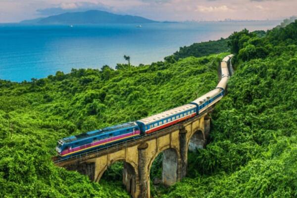Du lịch đường sắt 'lên ngôi': Tour tàu hỏa ngắm đèo Hải Vân cháy vé dịp cao điểm