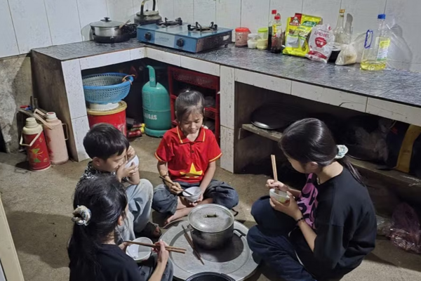 Những bữa cơm độn rau rừng của 5 đứa trẻ mồ cô mẹ, cha đổ bệnh ốm đau