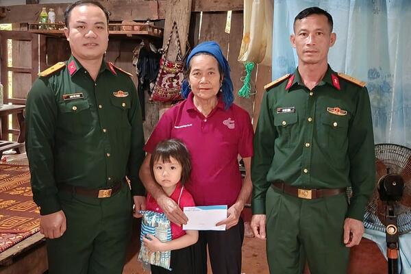 Chi bộ giúp đỡ hộ nghèo ở vùng biên