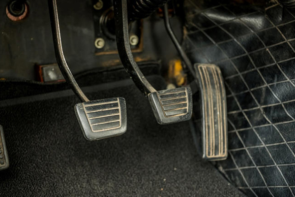 Vì sao một số xe cổ có tới bốn bàn đạp?