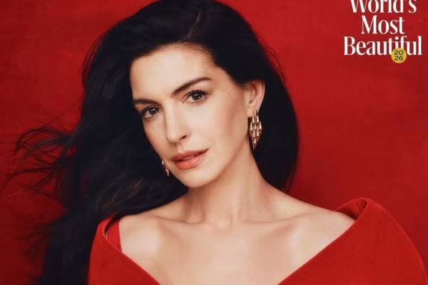 Nhan sắc 'mẹ bỉm 2 con' đẹp nhất thế giới năm 2026