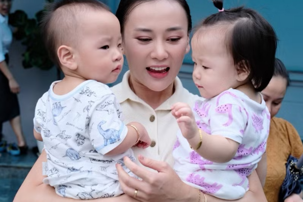 Cặp song sinh nhà Phương Oanh chiếm sóng mạng xã hội ngày sinh nhật