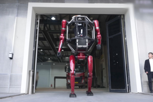 Robot "biến hình" có người lái đầu tiên trên thế giới