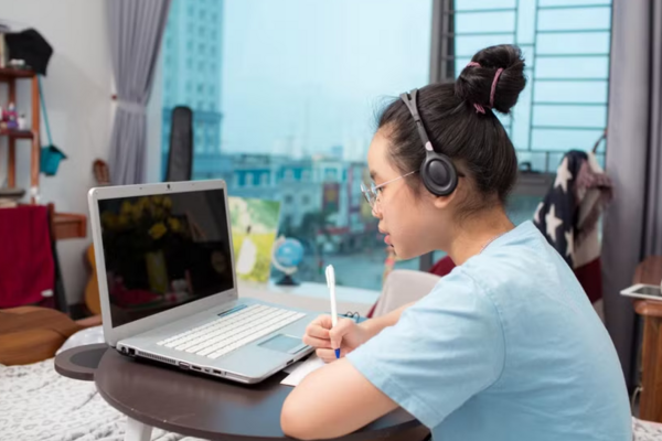 Ôn thi bằng công nghệ: Bạn đồng hành hay 'đối thủ thầm lặng' của sĩ tử?