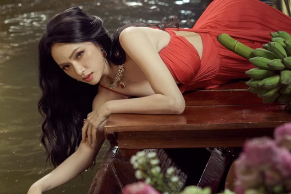 Hương Giang gây chú ý với màn tạo dáng độc đáo ở chợ nổi Thái Lan