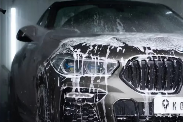 Bạn đang rửa xe sai cách và tự tạo vết xoáy trên lớp sơn