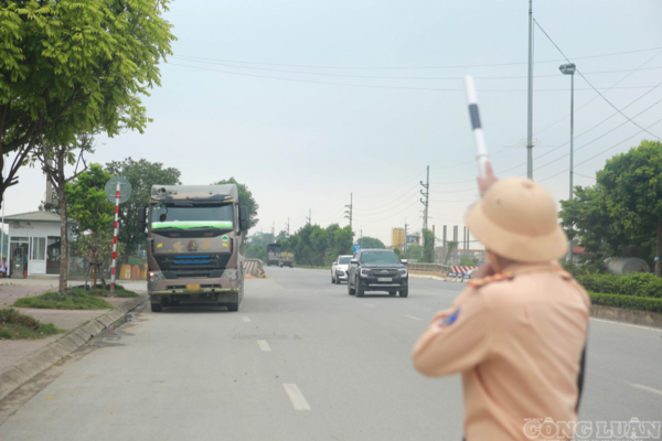 Hà Nội siết kiểm tra xe quá tải trên các tuyến cửa ngõ, nhiều phương tiện bị xử phạt