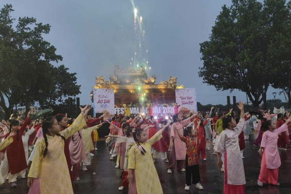 Huế: Sôi động màn đồng diễn flashmob trong trang phục áo dài