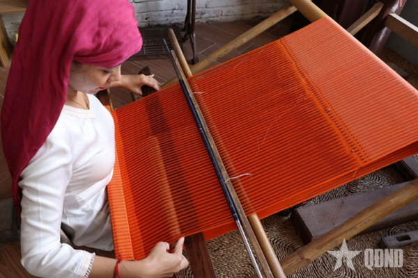 Kể chuyện văn hóa Chăm qua khung cửi