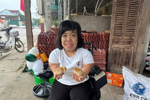 Cô gái ngồi xe lăn miệt mài trao sinh kế cho những người cùng cảnh ngộ