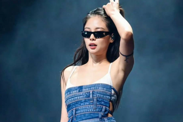 Jennie (Blackpink) bật khóc trên sân khấu sau hàng loạt sự cố