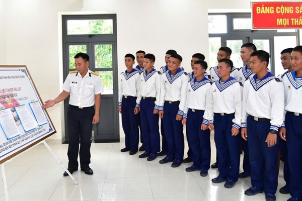 Pháp luật "đồng hành" với chiến sĩ