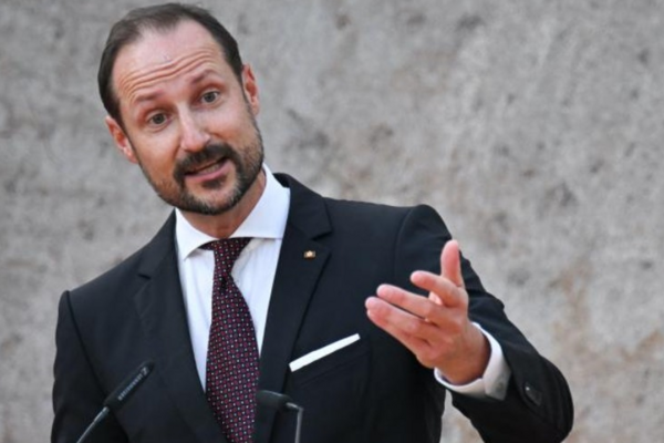 Thái tử Haakon VIII trở thành Nhà vua Na Uy